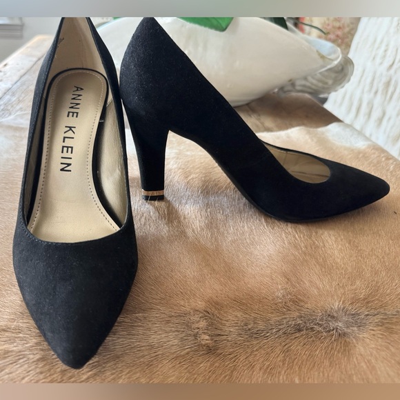 Anne Klein Tonia Suede Black High Heels Gold Heel Band 9 - Picture 2 of 12